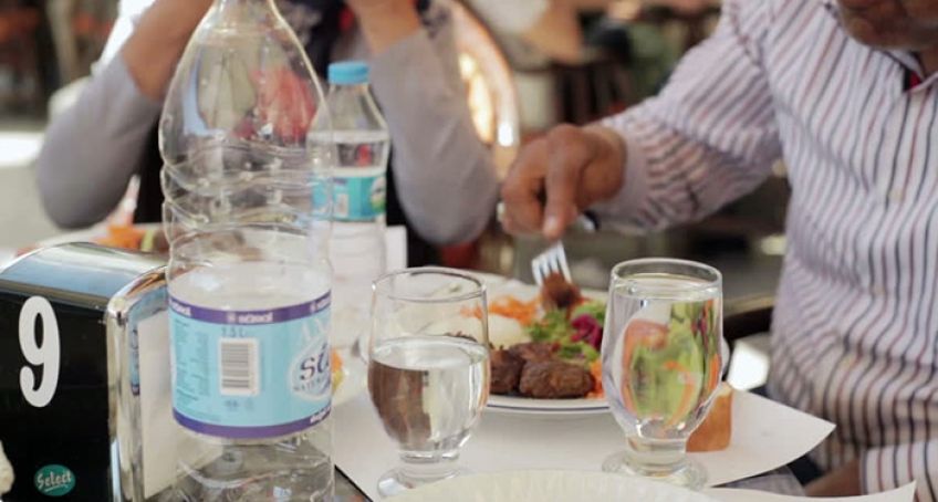 آیا نوشیدن آب بعد از غذا اشتباه است و بهترین زمان مصرف آن چه موقع است