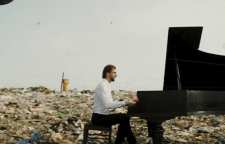 احیای نفس سیاره با نوازندگی پیانو در زباله‌ دانی