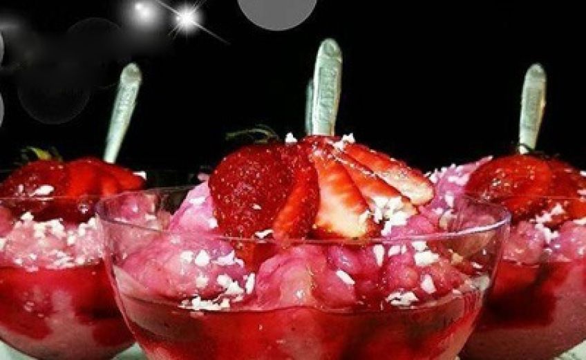 طرز تهیه دسر توت فرنگی