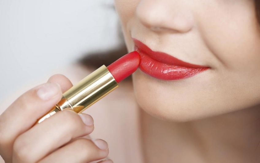 آموزش صحیح رژ لب زدن به صورت حرفه ای