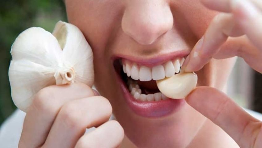 روش های از بین بردن بوی سیر