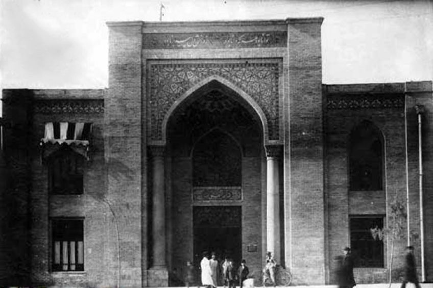 دارالفنون اولین مدرسه در ایران به ابتکار امیرکبیر زمان ناصر الدین شاه