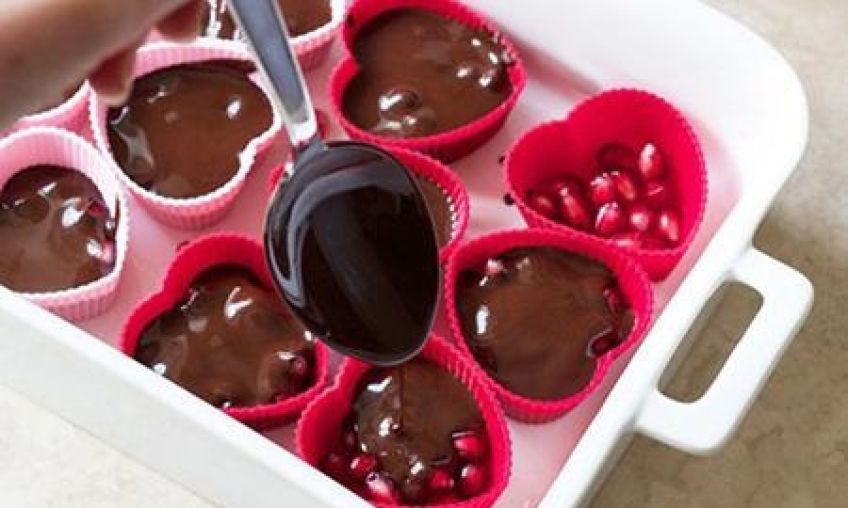 آموزش تهیه شکلات انار برای شب یلدا