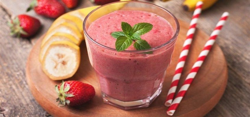 دستور تهیه نوشیدنی اسموتی موز و توت فرنگی