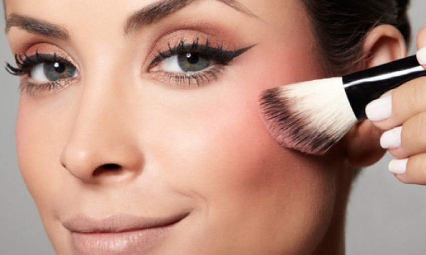 نحوه صحیح استفاده از رژ گونه متناسب با قالب و فرم صورت