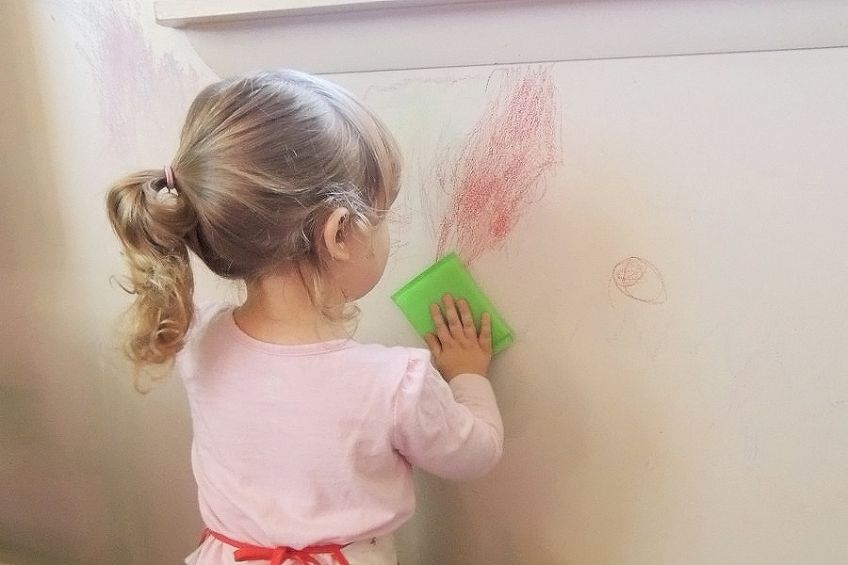 پاک کردن لکه ماژیک از روی دیوار