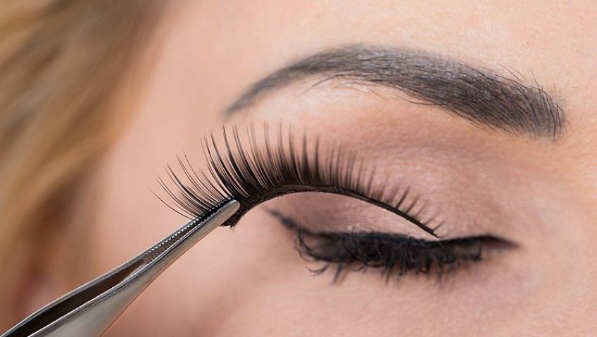 آموزش نحوه گذاشتن مژه مصنوعی