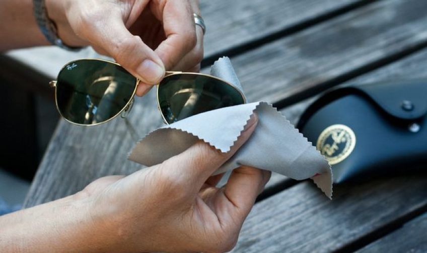 بهترین روش برای تمیز کردن شیشه عینک آفتابی