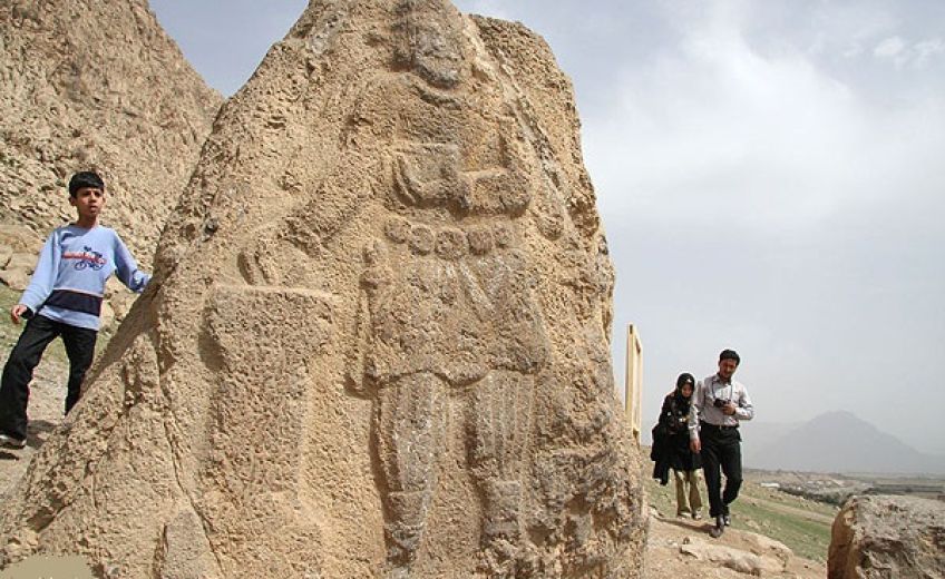نقش برجسته بلاش شاه اشکانی  در بیستون