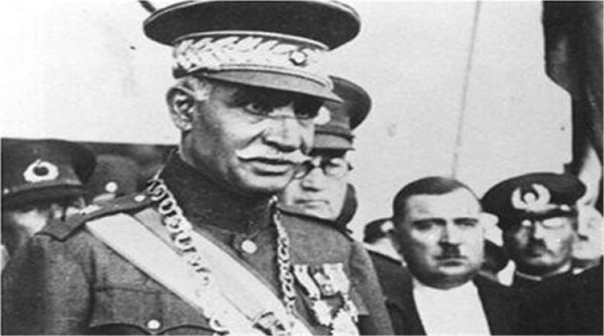 دهم آذر ماه رضاشاه نخست وزیر خود  فروغی را برکنار کرد