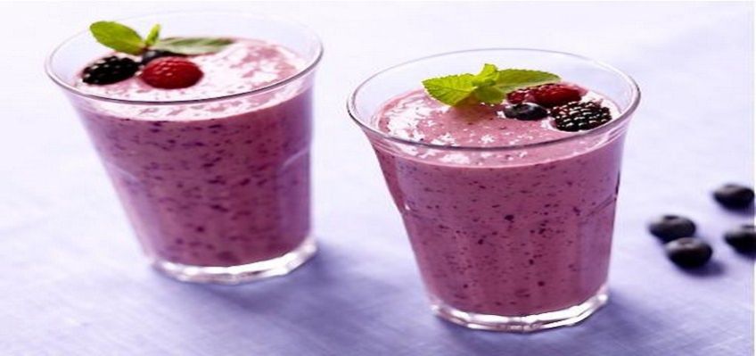 روش درست کردن نوشیدنی اسموتی موز و شاه توت