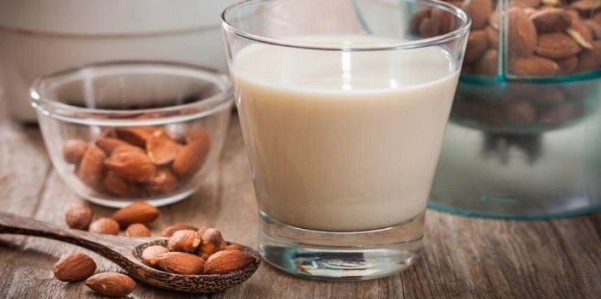 شیر بادام و عسل نوشیدنی گیاهی با خاصیت فراوان