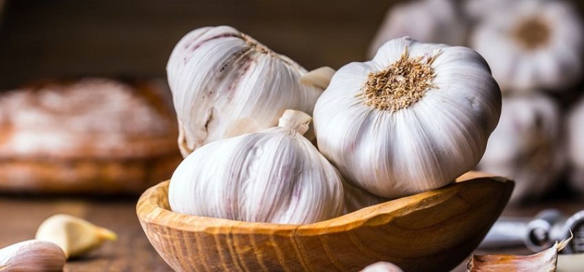 روش های از بین بردن بوی سیر