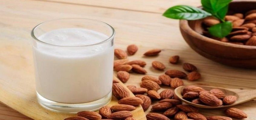 روش تهیه نوشیدنی شیر بادام با طعم وانیل و دارچین
