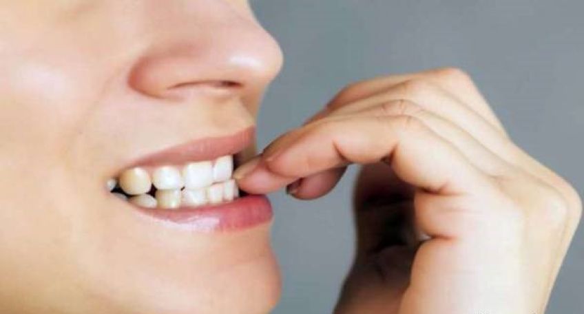 بیماری های دهان و دندان با ناخن جویدن