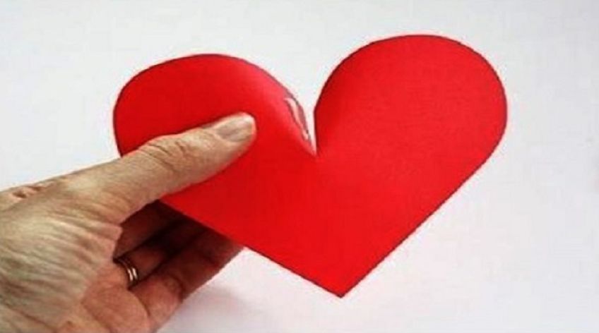 روش تزیین دیوار با کاغذ رنگی قلبی