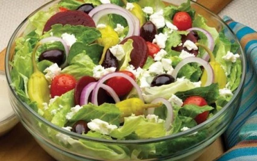طرز تهیه سالاد تابستانی یونانی