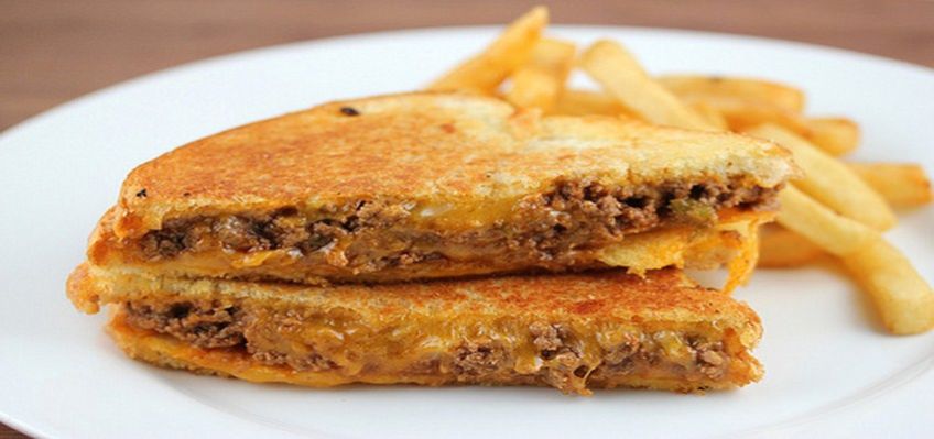 طرز تهیه ساندویچ تست استیک با پیاز کاراملی
