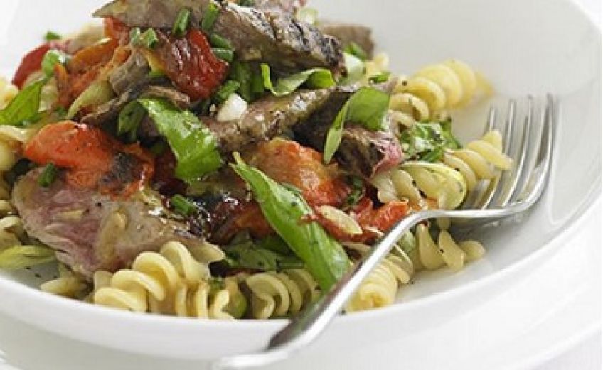آموزش طبخ سالاد پاستا با استیک گوشت گاو