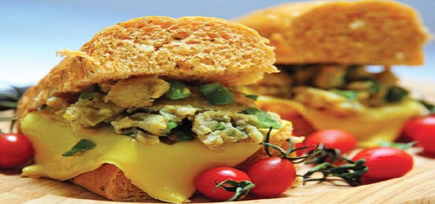 روش تهیه ساندویچ تخم مرغ با نان سیر