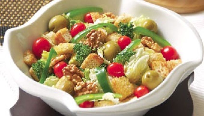 طرز تهیه سالاد مجاری با نان تست