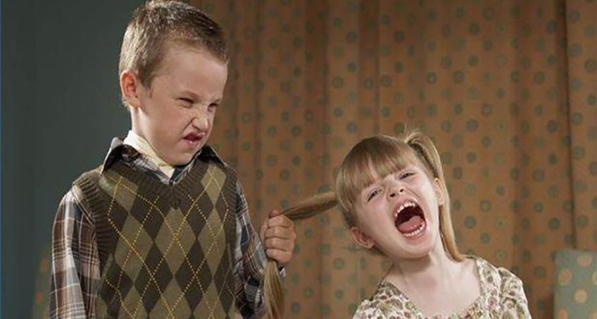 چگونه با کودکانی که عادت به کشیدن موی دیگران دارند برخورد کنیم