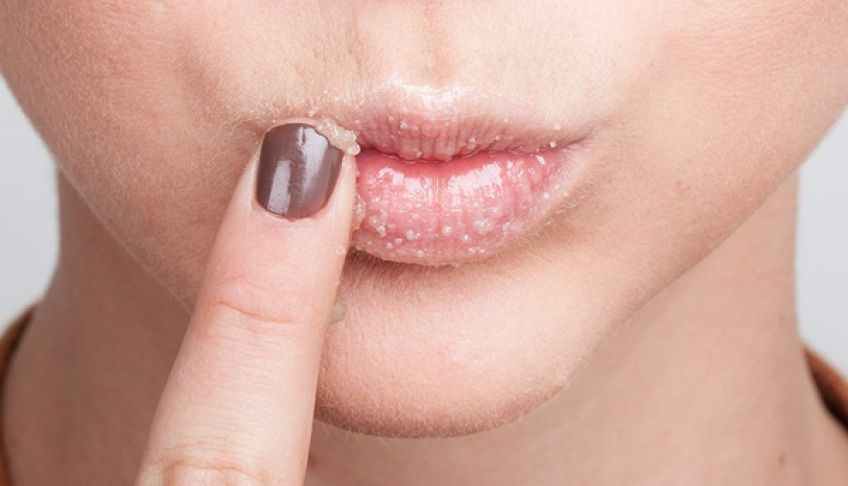 لایه برداری یا اسکراب لب با روش های خانگی