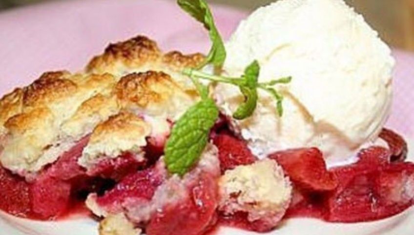 آموزش تهیه دسر کوبلر ریواس و توت فرنگی