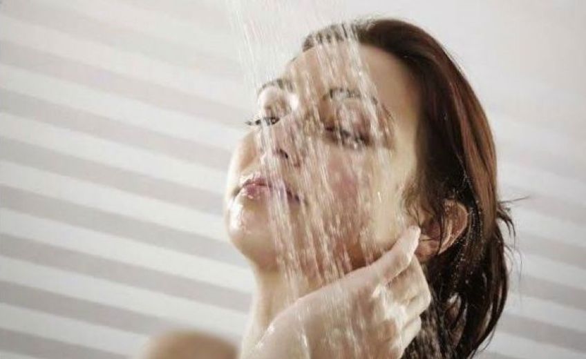 کارهایی که هنگام دوش گرفتن و حمام رفتن نباید انجام دهید