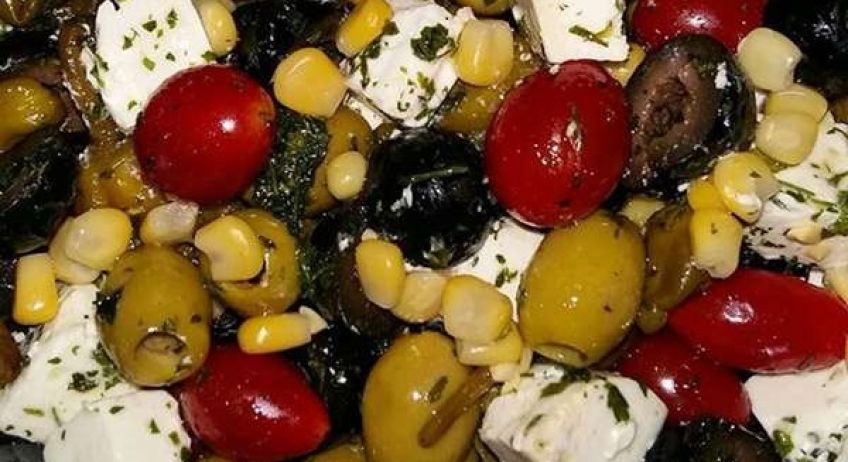 طرز تهیه سالاد زیتون و پنیر یونانی