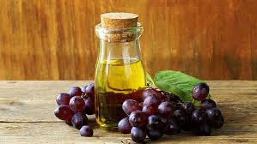 فواید و خواص روغن هسته انگور برای پوست و مو