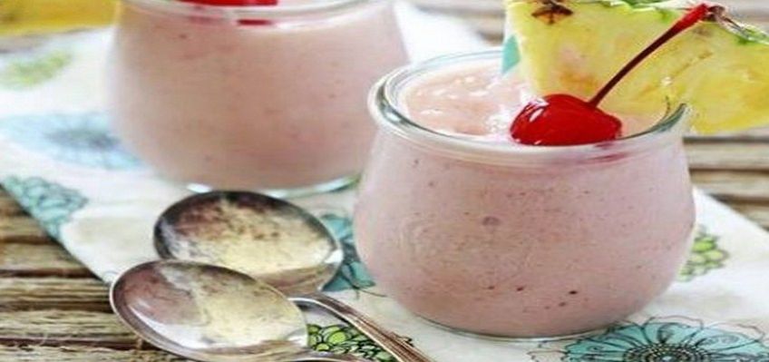 طرز تهیه نوشیدنی اسموتی آناناس و توت فرنگی
