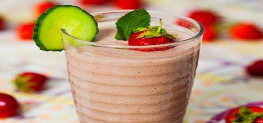 روش تهیه اسموتی توت فرنگی و خیار