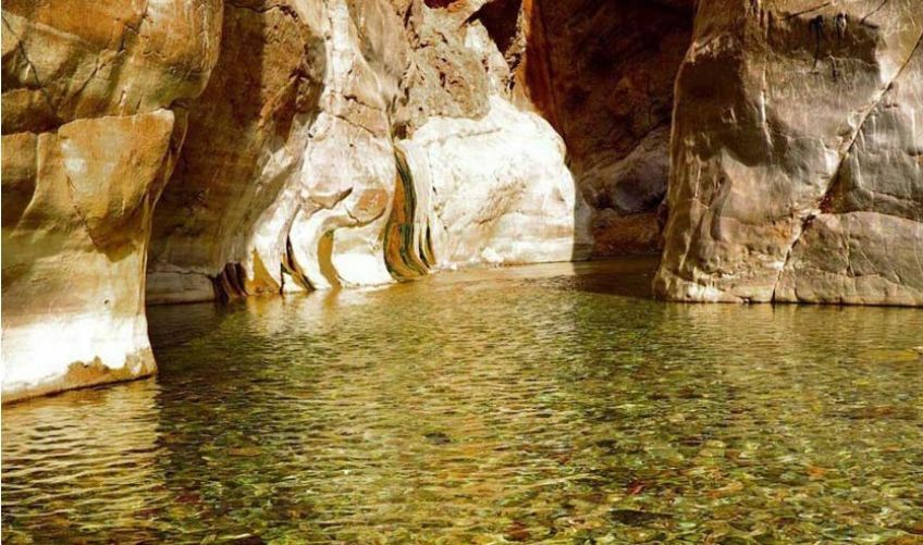 چشمه مرتضی علی طبس استان خراسان جنوبی چشمه ای با آب سرد و گرم