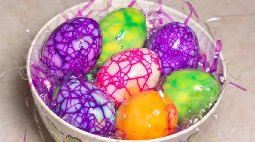 آموزش رنگ کردن تخم مرغ آب پز