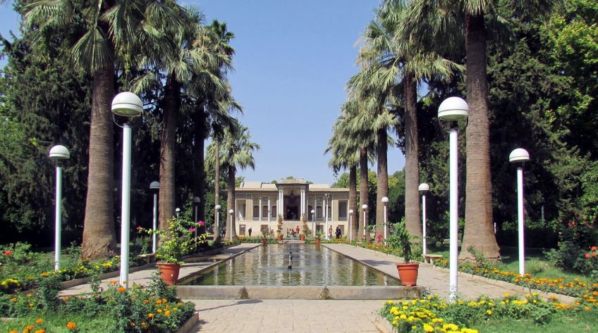باغ عفیف آباد شیراز از بزرگترین موزه های سلاح خاورمیانه