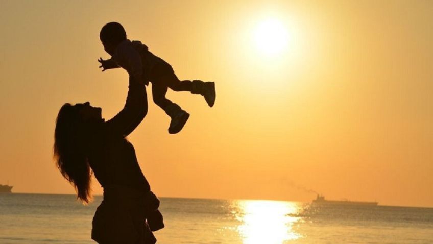 شعر مادر از فریدون مشیری شاعر معاصر