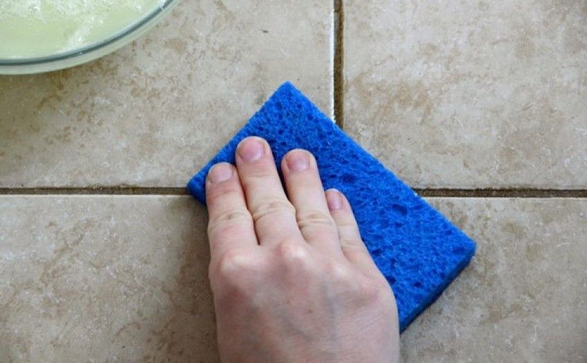 تمیز کردن کاشی با یک محلول شگفت انگیز