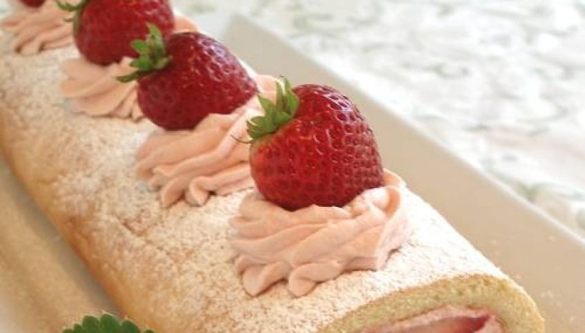 طرز تهیه رولت توت فرنگی و ماسکارپونه یک شیرینی فوق العاده خوشمزه