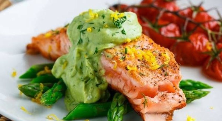 روش تهیه ماهی سالمون با سس خیار به سبک یونانی