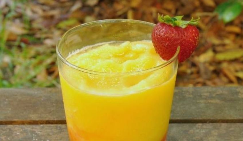 طرز تهیه کوکتل توت فرنگی و انبه
