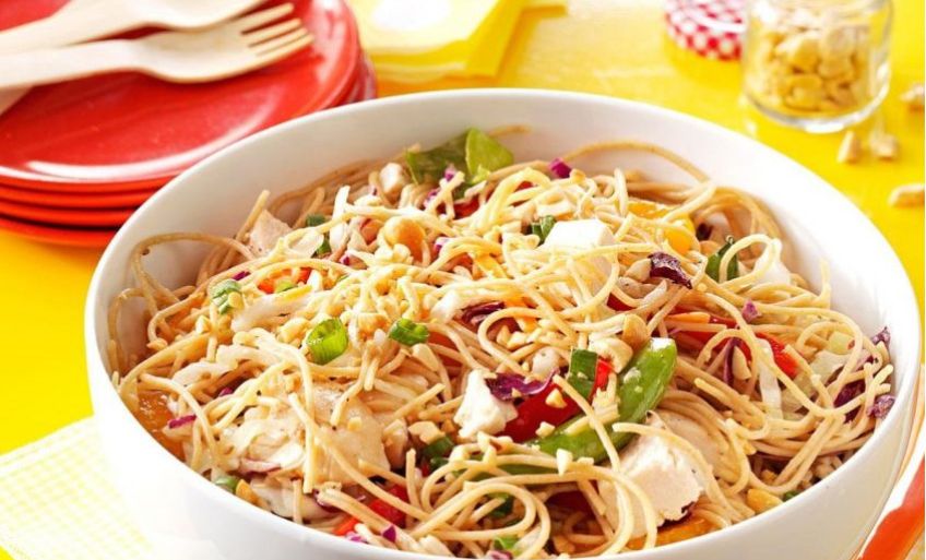 طرز پخت مرغ کنجدی با نودل و اسفناج بسیار رنگین و خوش طعم