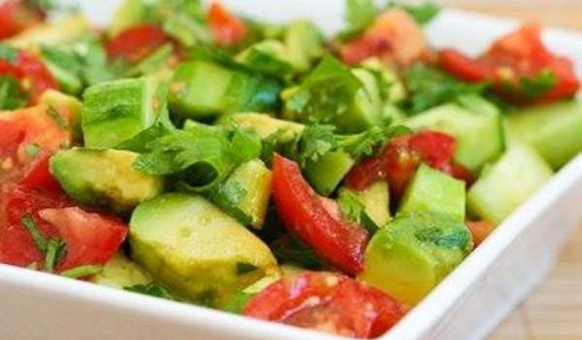 روش تهیه سالاد گوجه و آووکادو سالادی لذیذ و سالم