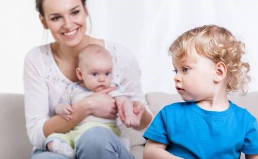 چگونه حسادت فرزند بزرگتر را نسبت به فرزند کوچکتر را کنترل کرد