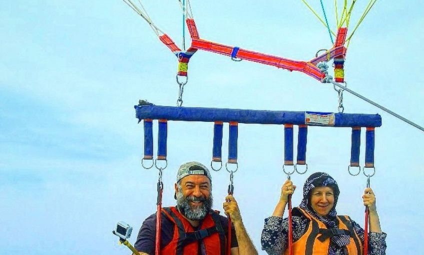 عکس هایی از پاراسل سواری علی انصاریان و مادرش