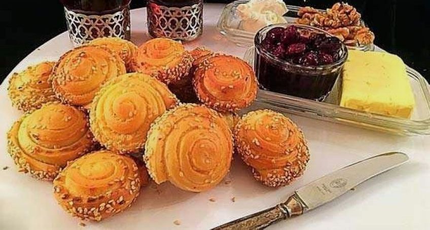 روش تهیه رول پنیری کنجدی نون پیراشکی خوشمزه و پرطرفدار ترکیه ای