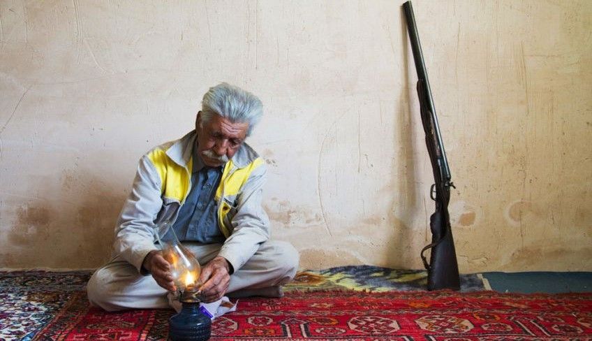 نصب کاشی ماندگار بر سر در منزل عیسی قلی‌ پور نوازنده موسیقی مقامی