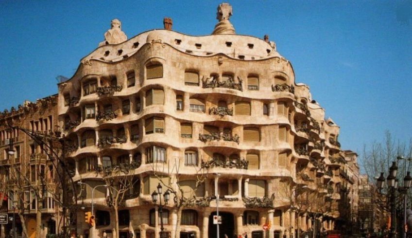 ساختمان کازا میلا نماد شهر بارسلون اسپانیا