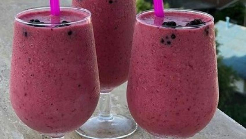دستور تهیه اسموتی توت فرنگی و تمشک