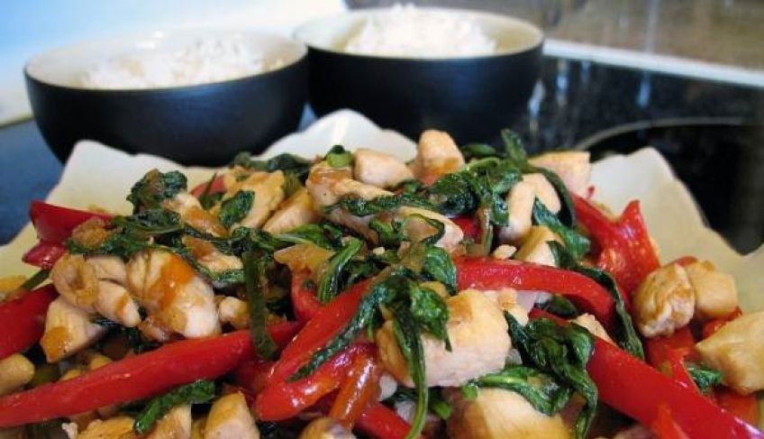 طرز تهیه مرغ و ریحان سرخ شده تایلندی